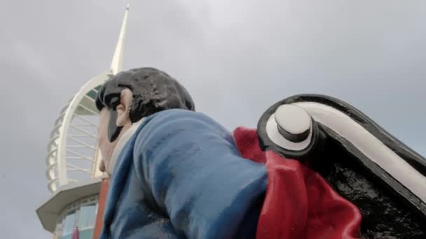 Camera Slides Figurehead Hms Vernon Reveal Spinnaker Tower Gunwharf Quays — Stock Video