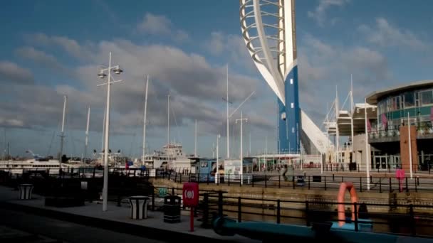 Inclinación Lenta Hasta Torre Spinnaker Desde Muelle Gunwharf Muelles Portsmouth — Vídeos de Stock