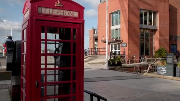 Inclinare Spinnaker Tower Dalla Tradizionale Cabina Telefonica Rossa Gunwharf Quays — Video Stock