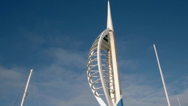 Spinnaker Kulesi Nden Portsmouth Taki Gunwharf Rıhtımlarının Rıhtımına Doğru Eğil — Stok video