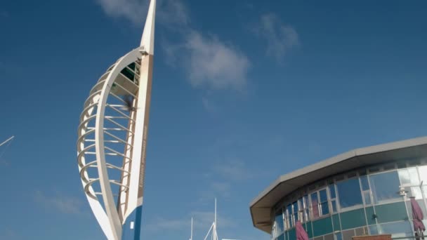 Powolne Pochylanie Wieży Spinnaker Gunwharf Quays Portsmouth Wilgotny Zimowy Dzień — Wideo stockowe