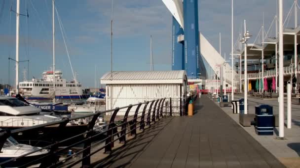 ポーツマスのGunwharf QuaysのウォーターフロントからSpinnakerタワーを傾ける — ストック動画