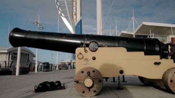 カメラは古い大砲の後ろから上昇し ガンワーフ クイズ ポーツマスのウォーターフロントを明らかにする — ストック動画