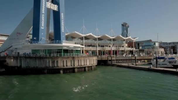 Fast Tilt Spinnaker Tower Ruchu Łodzi Odpływających Nabrzeża Portsmouth Anglia — Wideo stockowe