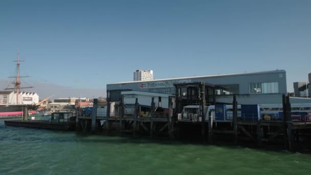 Kamera Egy Mozgó Hajóról Követi Portsmouth Harbour Station Hátsó Részét — Stock videók