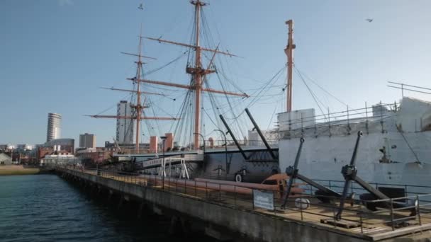 Tracking Shot Hms Warrior Portsmouth Historic Dockyard Tiré Bateau Excursion — Video