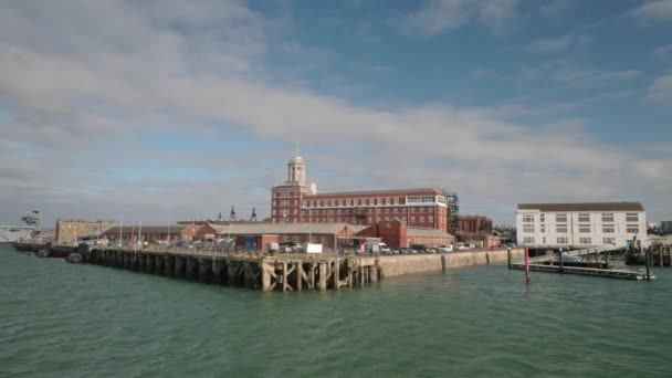 Los Edificios Portsmouth Historic Dockyard Como Desde Barco Turístico Que — Vídeo de stock