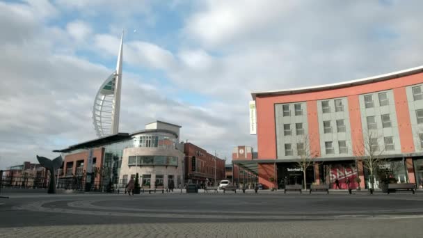 Niski Szerokokątny Klip Centrum Handlowego Wieży Spinnaker Gunwharf Quays Portsmouth — Wideo stockowe