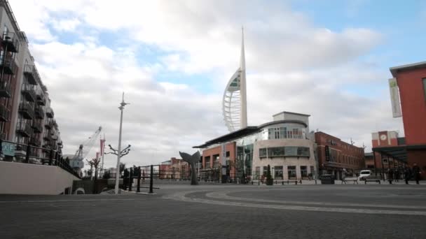 Atraviese Los Edificios Residenciales Comerciales Gunwharf Quays Portsmouth Torre Spinnaker — Vídeos de Stock