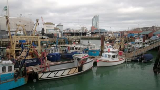 Malá Rybářská Plavidla Kotvící Přístavu Portsmouth Point Anglii Pistole Nábřeží — Stock video