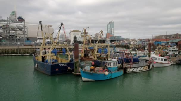 Små Fiskefartyg Förtöjda Hamnen Vid Portsmouth Point England Ben Ainslie — Stockvideo