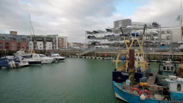 Pan Portsmouth Point Engeland Toont Ben Ainslie Racing Achtergrond Vissersvaartuigen — Stockvideo