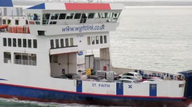 Portsmouth Limanı 'na varan bir Wight Adası feribotunu takip eden uzun bir video. Arabalar güvertede görülebilir.