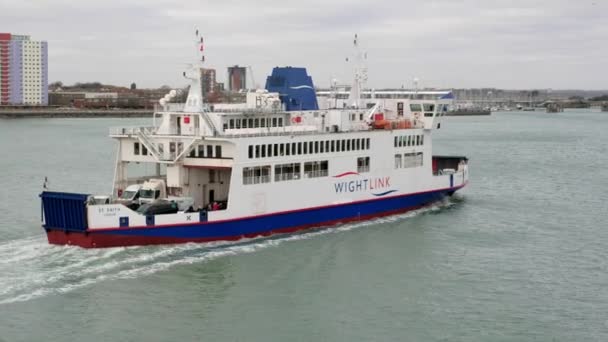 Câmera Panelas Segue Ferry Carro Ilha Wight Para Porto Portsmouth — Vídeo de Stock