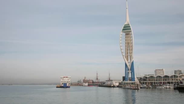 Low Wide Angle Clip Van Spinnaker Tower Portsmouth Dockyard Een — Stockvideo