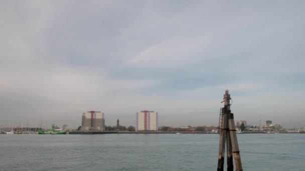 Pan Attraverso Portsmouth Harbour Gosport Spinnaker Tower Portsmouth Dockyard Una — Video Stock