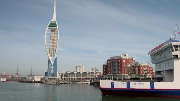 Širokoúhlý Klip Portsmouthského Přístavu Jako Ostrov Wight Odplouvá Spinnaker Tower — Stock video
