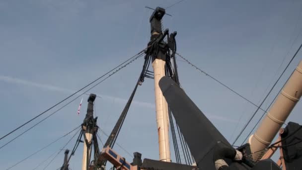 マストをポーツマス歴史造船所のHmsビクトリーの船体に傾けます ウェールズの王子様が — ストック動画