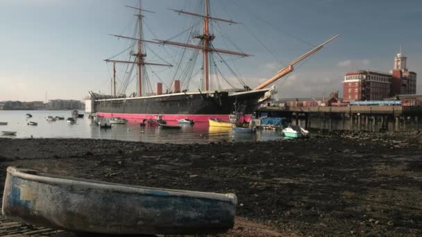 Amplio Clip Estático Hms Warrior Día Soleado Invierno Pequeño Barco — Vídeo de stock