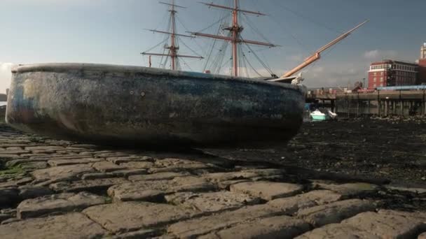 Cámara Eleva Desde Detrás Pequeño Barco Para Revelar Hms Warrior — Vídeo de stock