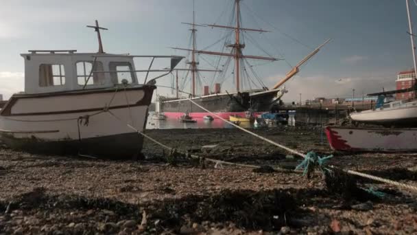 Camera Sorge Accanto Una Piccola Barca Rivelare Hms Warrior Portsmouth — Video Stock