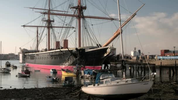 Statiskt Mittklipp Hms Warrior Portsmouth Solig Vinterdag Liten Strand Yacht — Stockvideo