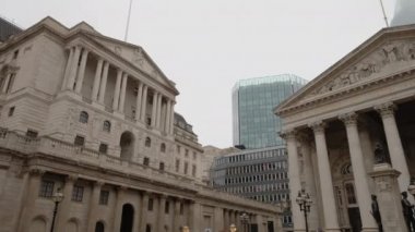 Sisli bir günde İngiltere Bankası 'ndan Royal Exchange' e. 22 Bishopsgate 'in tepesi bulutlarda