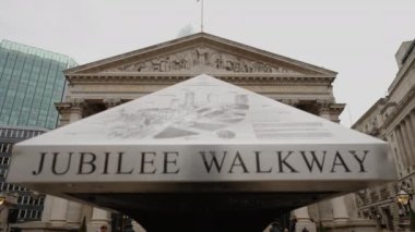 Fotoğraf makinesi Jubilee Walkway 'in arkasından Londra şehrindeki Royal Exchange' i gözler önüne seriyor.