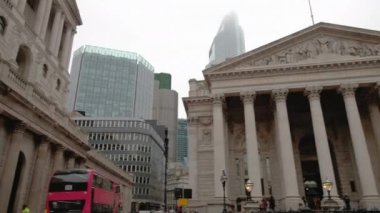 Sisli bir günde İngiltere Bankası 'ndan Royal Exchange' e. 22 Bishopsgate 'in tepesi bulutlarda ve Londra otobüs geçitlerinde..