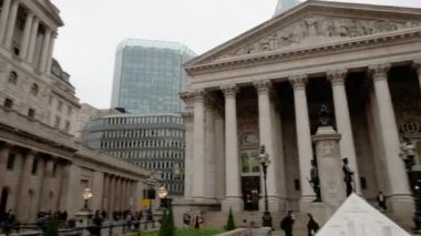 Sıkıcı sisli bir günde, Royal Exchange 'den Londra' daki Bank of England 'a hızlı bir dönüş.