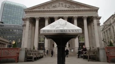 Fotoğraf makinesi Jubilee Walkway 'in arkasından Londra şehrindeki Royal Exchange' i gözler önüne seriyor.
