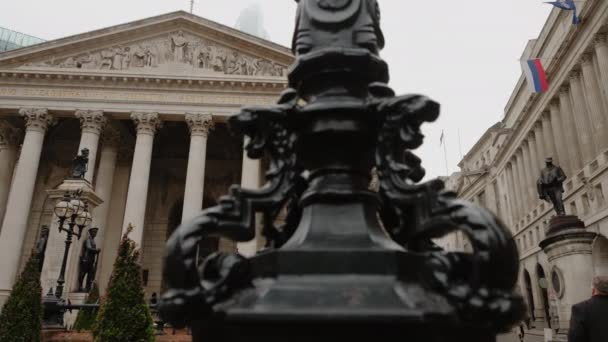 Kameraschwenks Hinter Alten Laternenpfählen Zeigen Die Royal Exchange Der City — Stockvideo