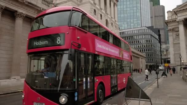 Ngiltere Bankası Nın Cephesine Yeni Bir Routemaster Otobüsü Yerleştirin — Stok video