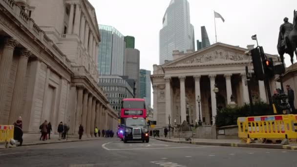 Camera Stijgt Onthullend Draadnaald Bank England Royal Exchange — Stockvideo