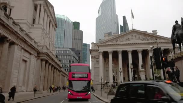 Câmera Rastreia Ônibus Londres Vermelho Como Ele Passa Royal Exchange — Vídeo de Stock