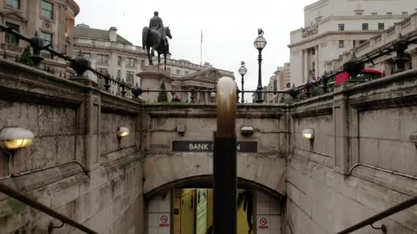 Camera Stijgt Van Ingang Van Bank Metrostation Onthullen Bank England — Stockvideo
