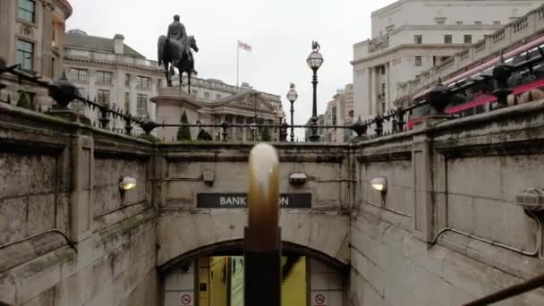 Camera Stijgt Van Ingang Van Bank Metrostation Onthullen Bank England — Stockvideo