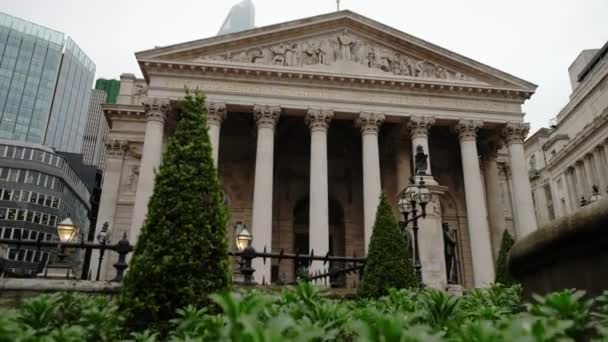 Camera Stijgt Van Achter Struiken Royal Exchange City London Onthullen — Stockvideo