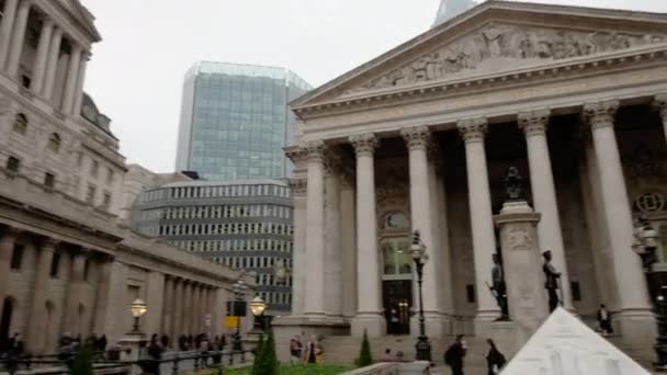 在阴云密布的日子里 从皇家交易所到伦敦英格兰银行的快速转盘和倾斜 — 图库视频影像