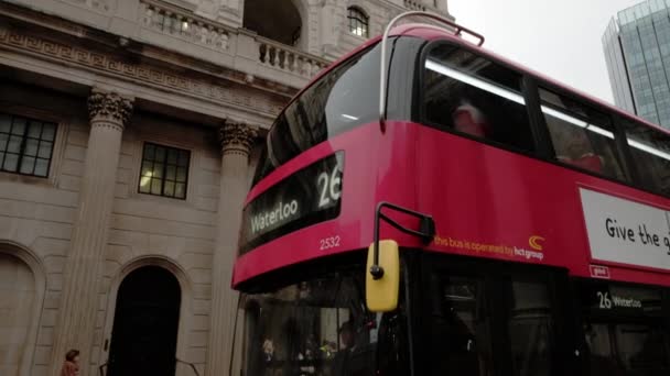 Incline Frente Ônibus Vermelho Londres Com Banco Inglaterra Para Trás — Vídeo de Stock