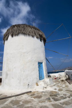 Yunanistan 'ın Mykonos adasında Chora' ya bakan ünlü yel değirmenleri