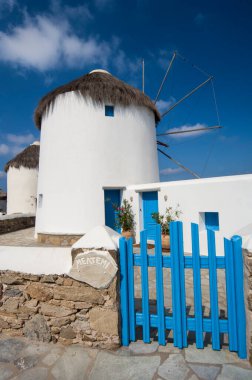Yunanistan 'ın Mykonos adasındaki ünlü yel değirmenleri. Ön kapıdan geniş açı.