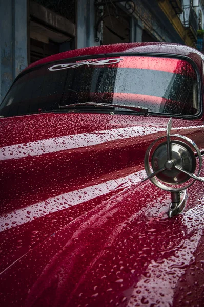 Подробности Классическом Американском Автомобиле Старой Гаване Куба Покрытом Каплями Дождя — стоковое фото