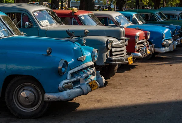 旧ハバナの古典的なアメリカ車の詳細 革命の宮殿の外に並んで — ストック写真