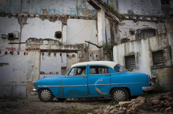 ハバナのデリート ビュイドリング ロットのクラシックアメリカンカー瓦礫と露出した壁でキューバ — ストック写真