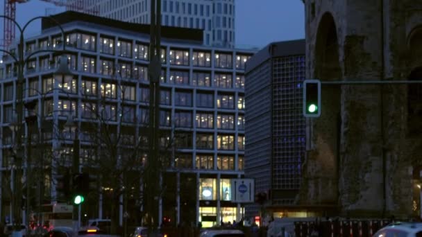 Berlim Alemanha Fevereiro 2020 Incline Carros Estrada Para Torre Igreja — Vídeo de Stock