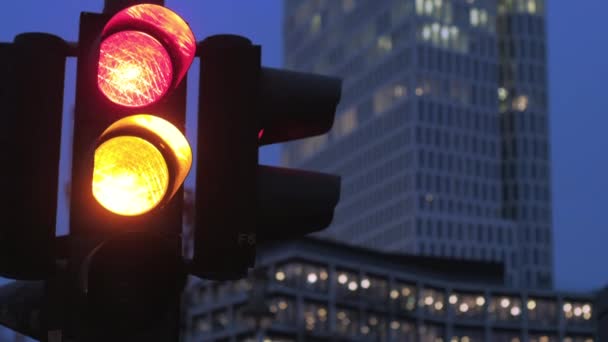 Nahaufnahme Einer Ampel Die Abend Von Rot Auf Grün Wechselt — Stockvideo