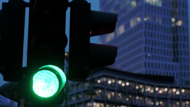 Fechar Clipe Semáforo Mudando Sinal Verde Para Vermelho Durante Noite — Vídeo de Stock