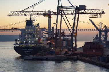 Lizbon limanındaki gemi ve vincin silueti açılmamış.