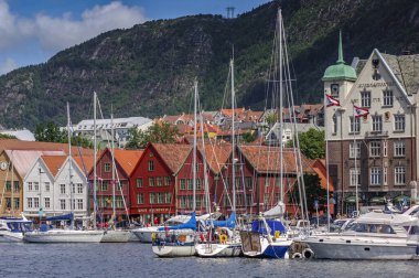 BERGEN / NORWay 10 HAZİRAN 2006 Yatlar limanda ve Bryggen arka planda